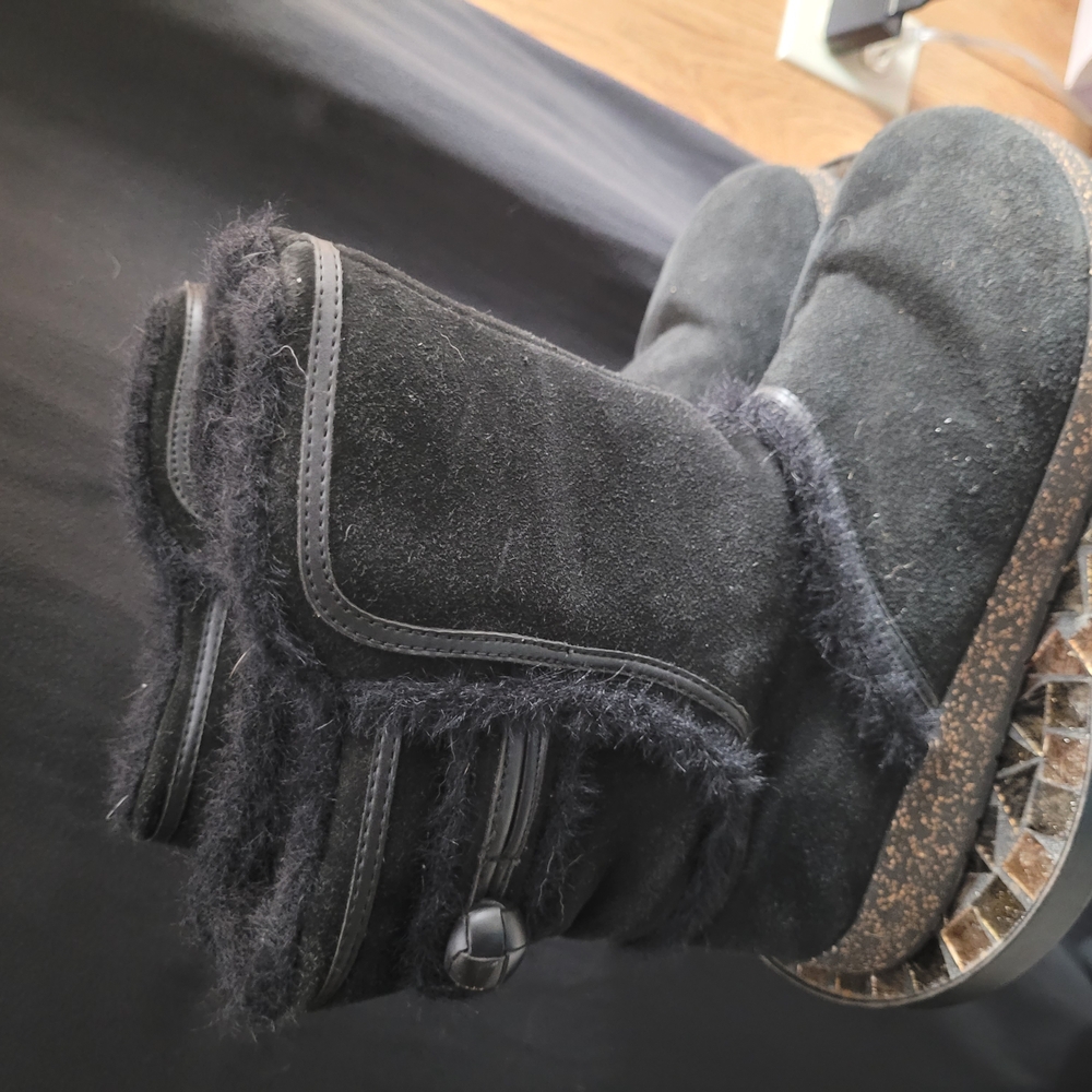 Stylish Black Fur-Lined Boots